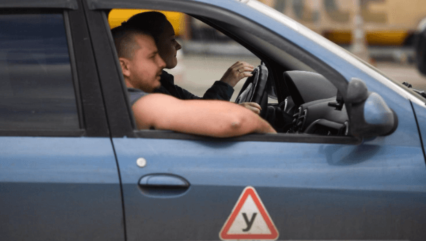 Что нельзя делать начинающему водителю: ограничения и штрафы